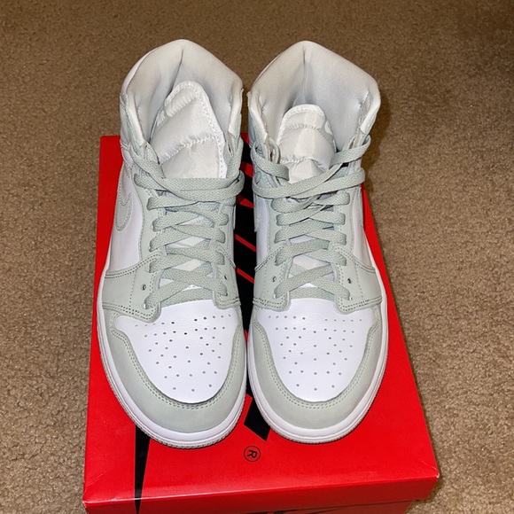 Nike Air Jordan 1 High OG Women’s - Picture 3 of 8